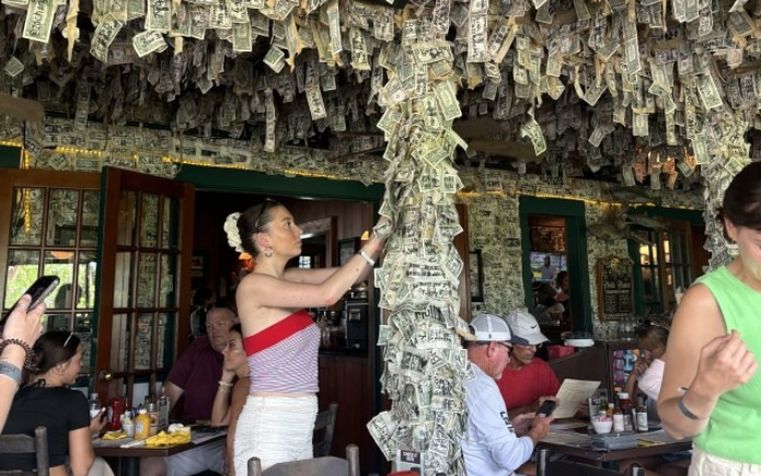 Khám Phá Nhà Hàng Cabbage Key: Nơi Wi-Fi Vắng Bóng và Tiền Trang Trí Tường