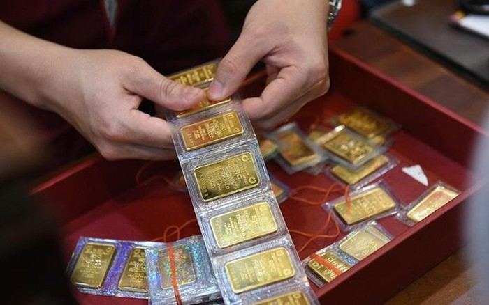 Giá vàng trong nước tăng vọt bất chấp giá thế giới giảm