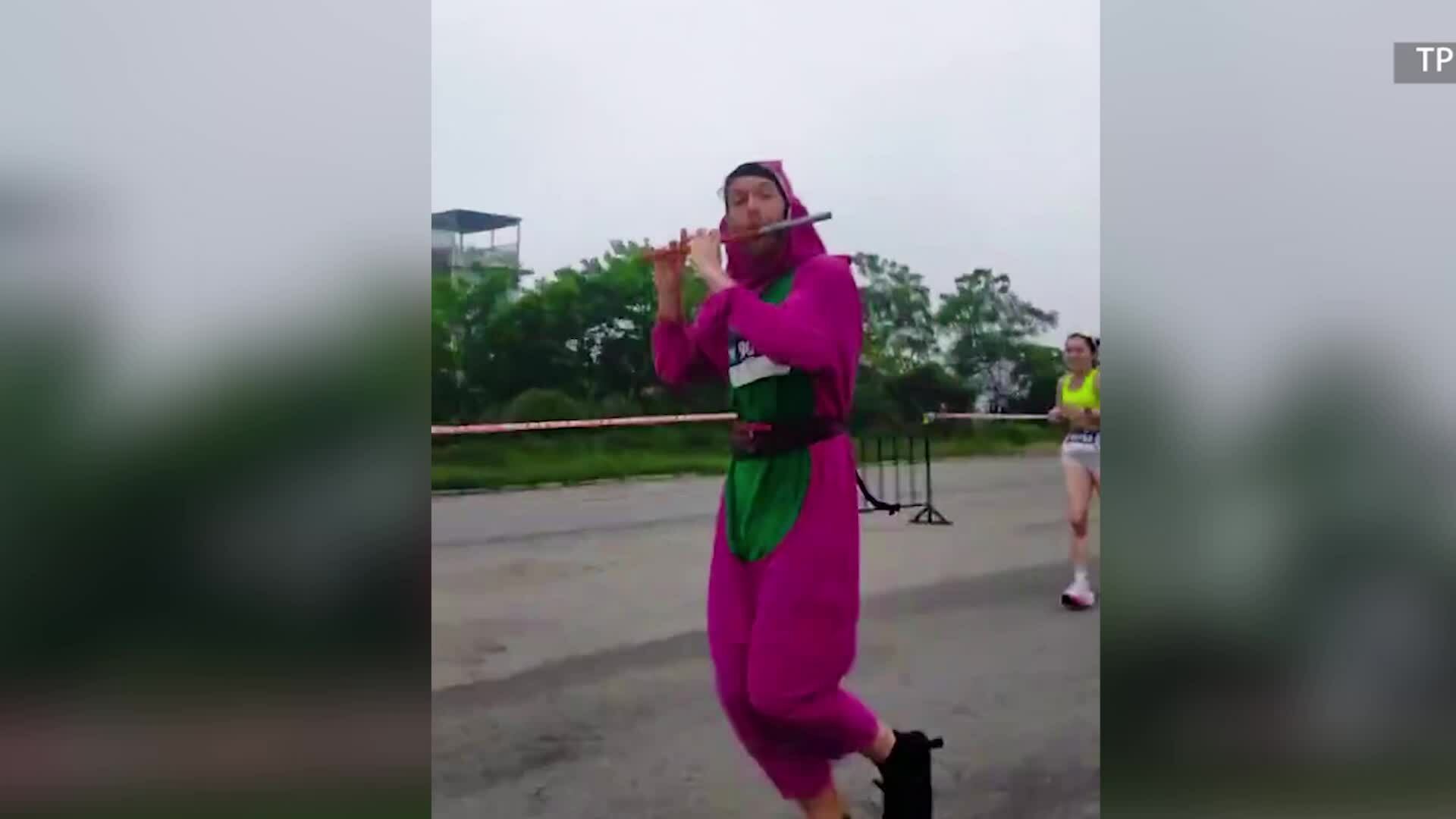 Chàng trai Tây chinh phục marathon Việt Nam bằng tiếng Việt và tiếng sáo