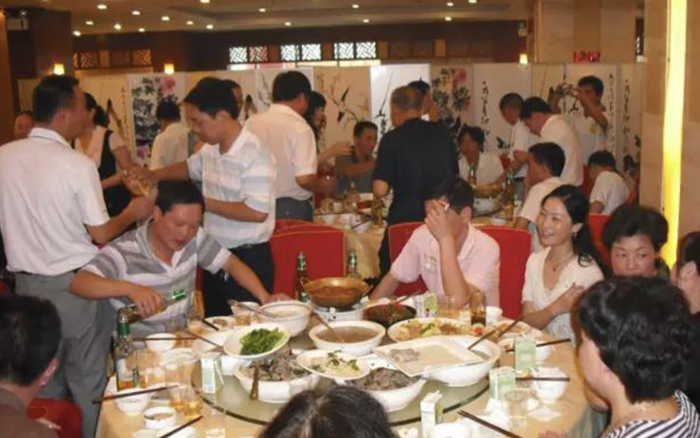 Bố chồng mua vòng vàng 100 triệu sau họp lớp: Bài học đắt giá về sĩ diện và tài chính