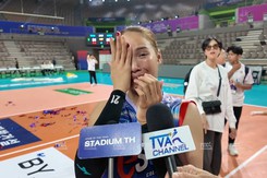 Ngôi sao bóng chuyền Thái Lan khóc nức nở tiết lộ bà ngoại qua đời sau chiến thắng trước Hàn Quốc