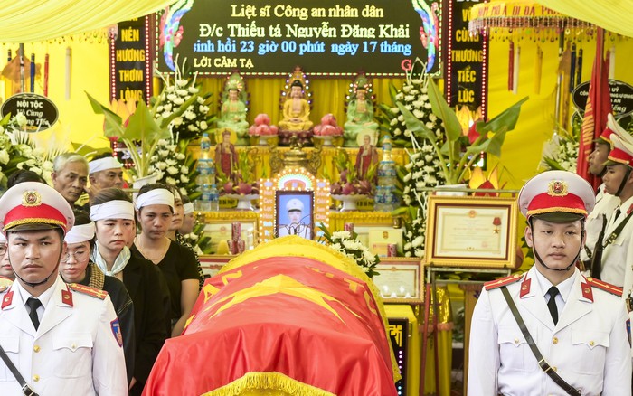 Từ Phong Bì Mừng Cưới Đến Phúng Viếng: Câu Chuyện Đau Thương Của Liệt Sỹ Nguyễn Đăng Khải