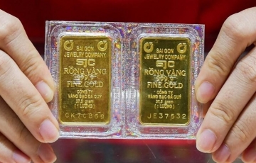Giá vàng trong nước lần đầu vượt mốc 102 triệu đồng, đạt đỉnh lịch sử