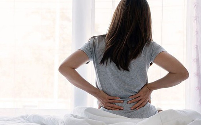 Đau lưng mỗi sáng ở tuổi 40: Cảnh báo loãng xương và cách phòng ngừa