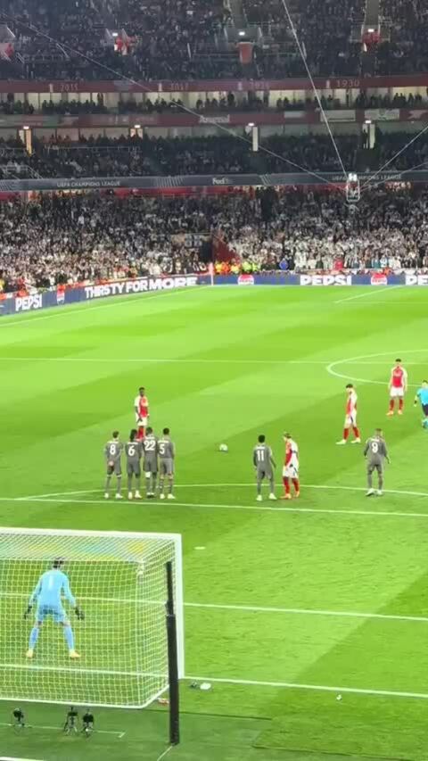 Bất ngờ với cú sút phạt xoáy của Rice vào lưới Courtois