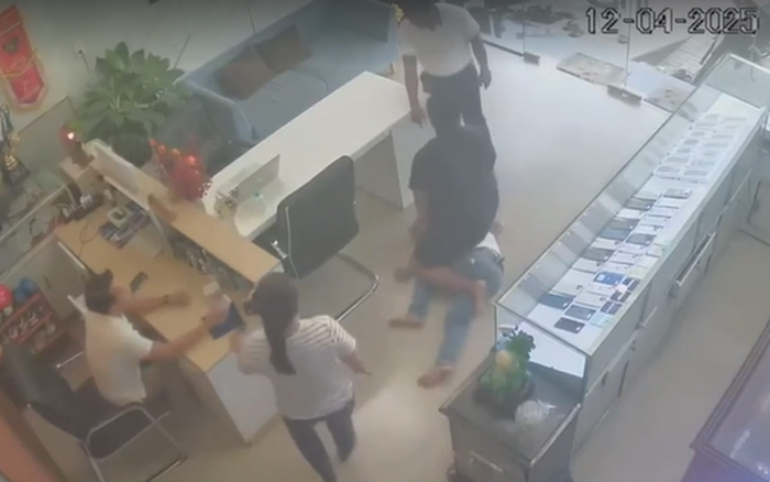 Trinh sát khống chế kẻ trộm tại cửa hàng điện thoại ở Đồng Nai