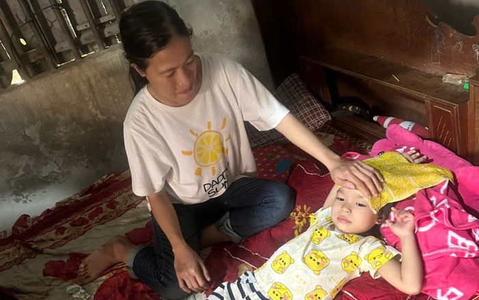 Người Mẹ Đơn Thân Khốn Khổ Cầu Xin Sự Sống Cho Con Gái Mắc Ung Thư