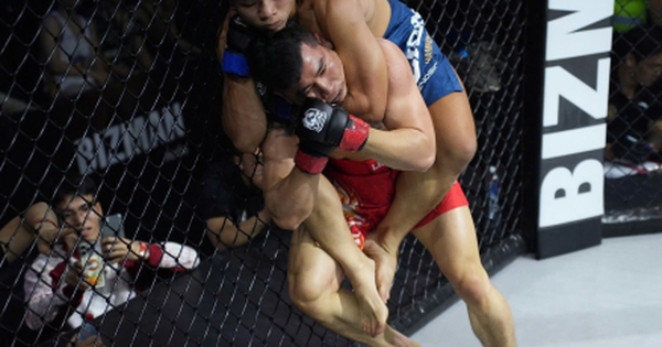 Bộ đôi kickboxing thảm bại chỉ sau 54 giây trước đối thủ MMA