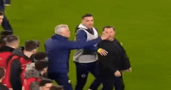 Mourinho gây tranh cãi khi véo mũi HLV đối thủ sau trận thua