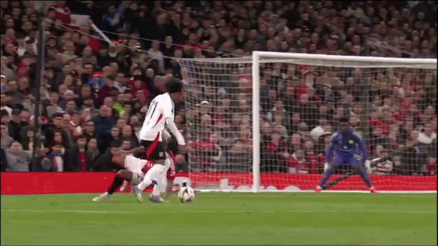 Hậu vệ Man Utd gây chấn động với pha cản phá bằng đầu