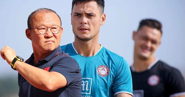 Trung vệ Việt kiều Adriano Schmidt bất đắc dĩ làm thủ môn cho CLB TP.HCM