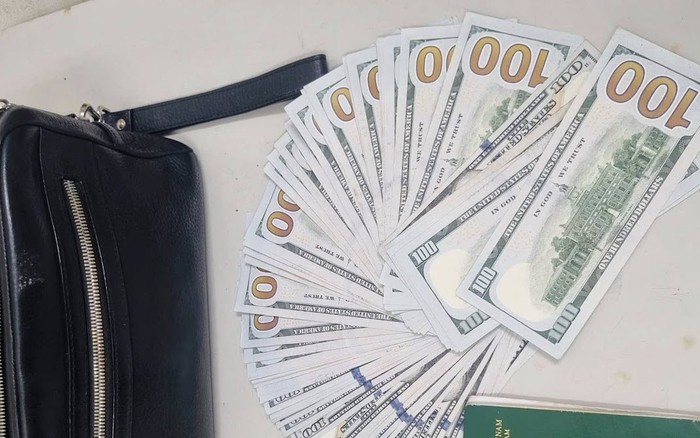 Hành khách hốt hoảng khi phát hiện quên ví chứa 8.000 USD tại sân bay Nội Bài