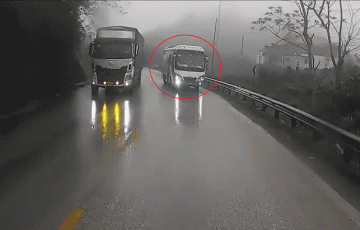 Video Xe Khách Vượt Ẩu Trên Đèo Gây Phẫn Nộ Cộng Đồng Mạng