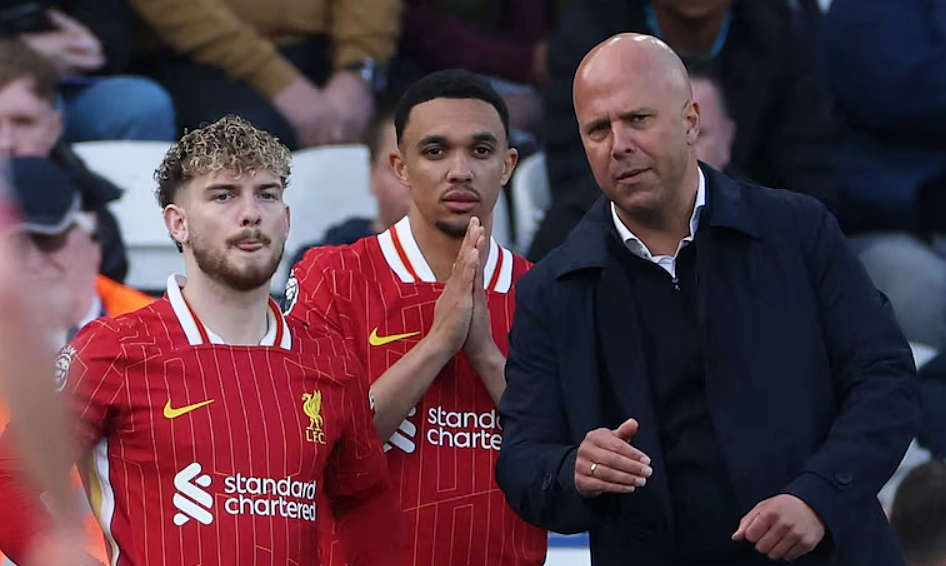 Carragher khuyên Liverpool nên để Alexander-Arnold dự bị đến cuối mùa