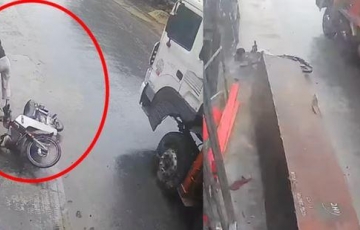 Kỳ Tích Sống Sót: Cô Gái Thoát Chết Trong Gang Tấc Khi Khối Gỗ 5 Tấn Rơi Từ Xe Tải