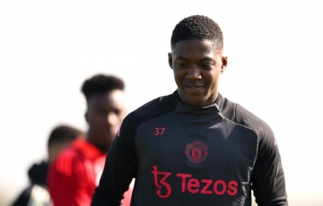 Kobbie Mainoo gây tranh cãi khi mặc áo Tottenham trong ngày sinh nhật