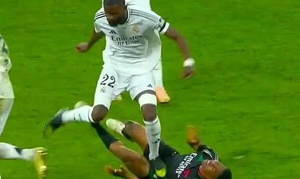 Trung vệ Real Madrid thoát thẻ đỏ sau pha vào bóng nguy hiểm với cầu thủ Arsenal