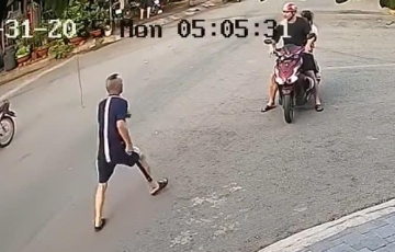 Tài xế ô tô dùng gậy bóng chày đánh người đi xe máy trước mặt con nhỏ bị tạm giữ