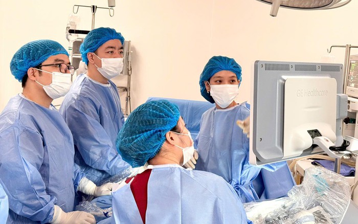 Phép màu y học: Can thiệp bào thai cứu thai nhi khỏi cạn ối và giãn thận